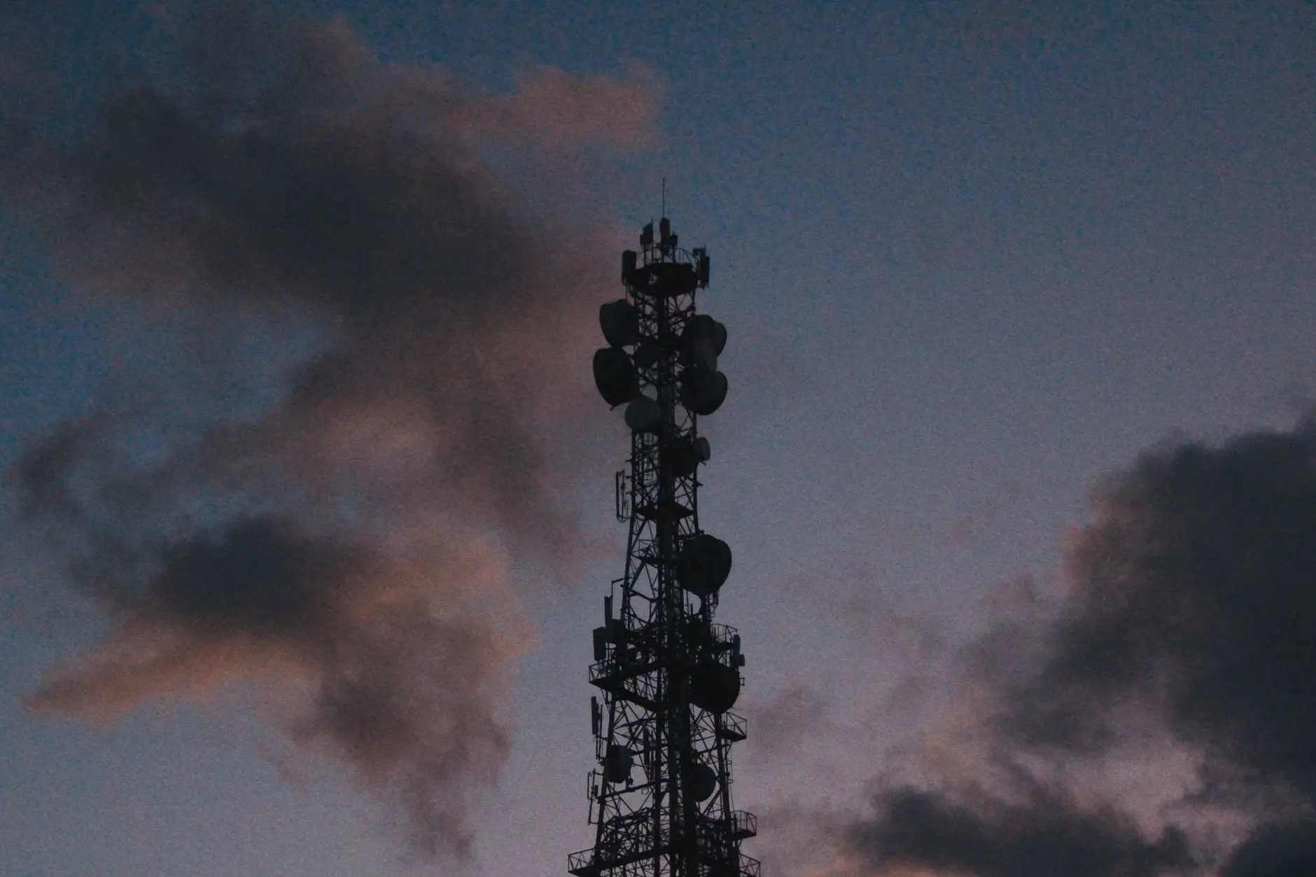 彩钢瓦檩条组合方案：钢结构厂房屋面与墙面的耐久性解析