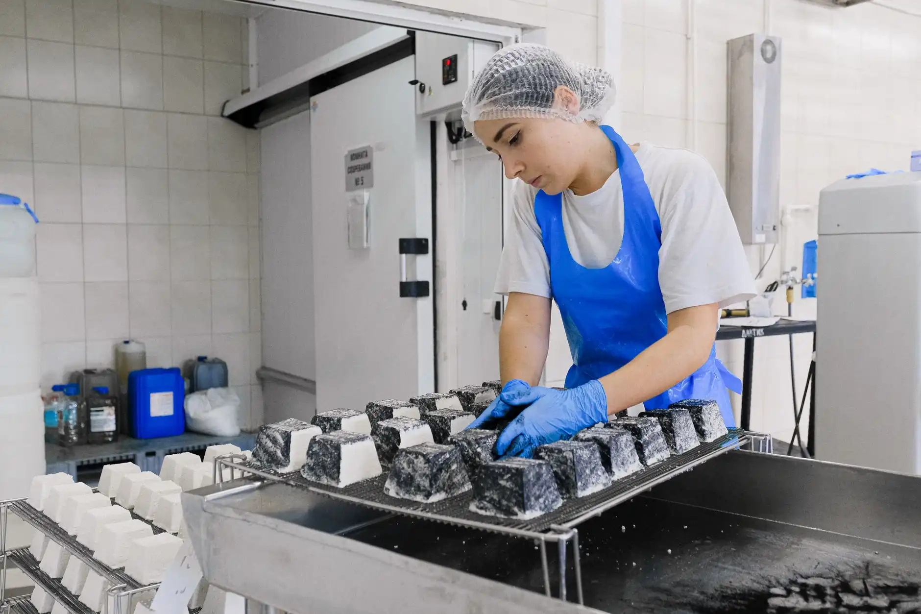 河北鹏豪钢结构厂房材料选型指南：C型钢与H型钢的适用场景对比