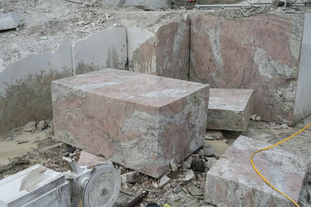 河北钢结构厂房建设选用C型钢与H型钢的选型要点解析正文配图 1